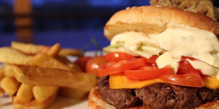 Hodování s vyhlídkou na zámek: 150g burger Classic s hranolky