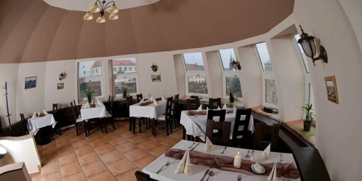 5 mini burgerů s cibulovou marmeládou v domácí žemli