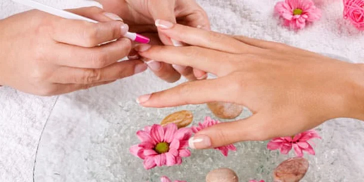 Blahodárná masáž se spa manikúrou nebo pedikúrou vč. lakování