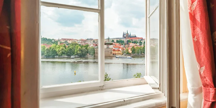 Bydlet budete v pokoji Classic nebo za příplatek v apartmánu s výhledem na Pražský hrad.
