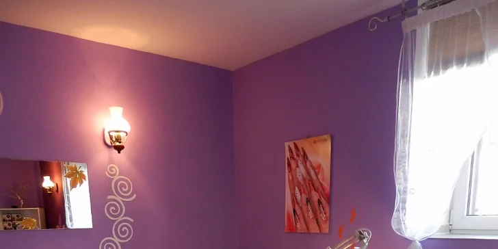 Klasická mokrá pedikúra s módním lakováním a zdobením nehtů