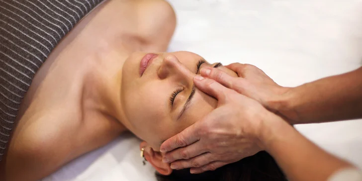 Kozmetická masáž tváre a dekoltu má liftingové aj relaxačné účinky