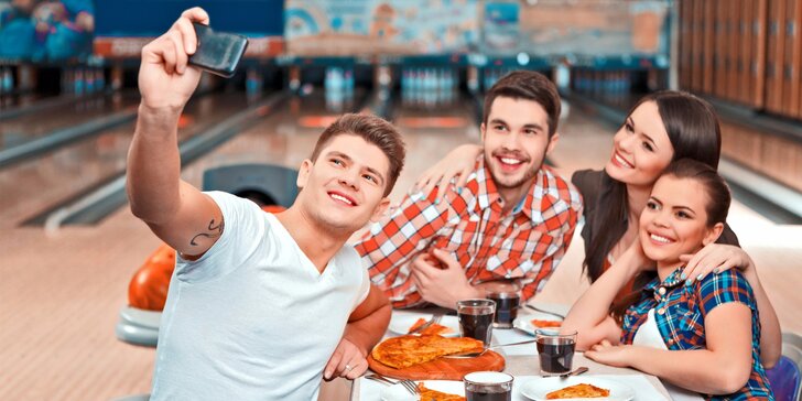 Zábava a hostina v italském stylu: Dvě skvělé pizzy a hodina bowlingu