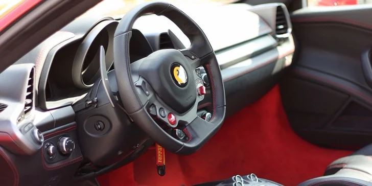 Jízda na okruhu ve Ferrari či závodním Mitsubishi