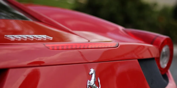 Jízda na okruhu ve Ferrari či závodním Mitsubishi