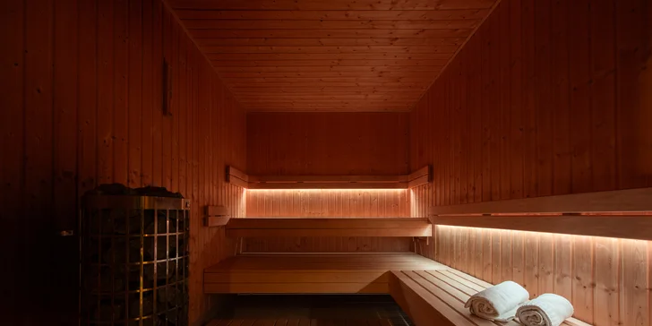 Wellness zahŕňa vnútorný bazén s protiprúdom, jacuzzi a saunový svet so štyrmi druhmi sáun- suchou, parnou, bylinkovou aj infra. 