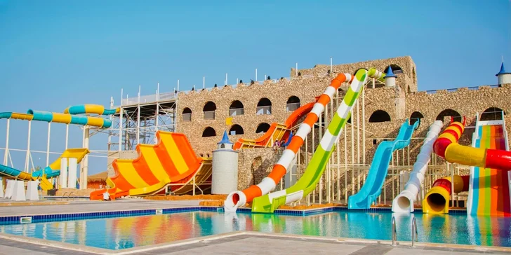 Jsou tu bazény i aquapark se skluzavkami. 