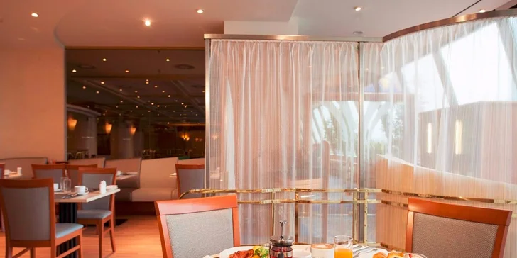 Panorama Hotel Prague**** je známy svojimi raňajkami, ktoré sa podávajú formou bufetových stolov. Naplno si ich vychutnáte v štýlovo zariadenej hotelovej reštaurácii Mezzo. 