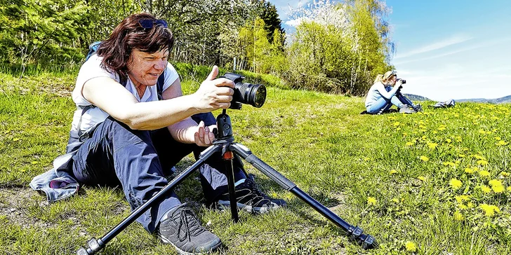 Účastníci kurzů krasysveta.cz při práci v krajině.