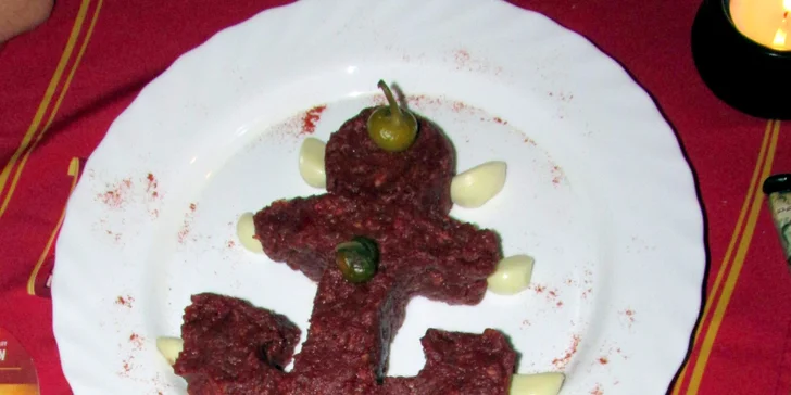 Půlkilový tatarák a nálož topinek v originální restauraci Plachetnice