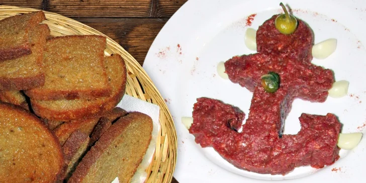 Půlkilový tatarák ze zadního hovězího a nálož topinek v restauraci Plachetnice