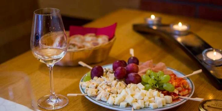 Neomezená vinná degustace moravských vín a sektů vč. možnosti občerstvení