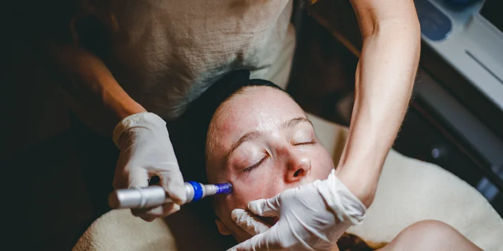 SkinBooster Clean spočíva v aplikácii mikroinjekcií obsahujúcich vitamíny, minerály, aminokyseliny a kyselinu hyalurónovú.
