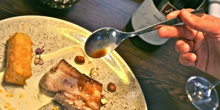 Poznejte nové chutě - famózní degustační menu pro 2 osoby v Černé růži