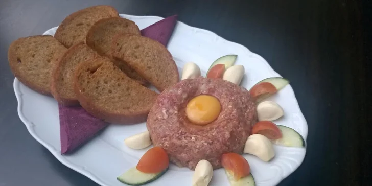 200g tatarský biftek a k němu topinky s česnekem
