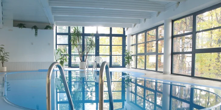 K dispozici budete mít také bazén s protiproudem.  Bazén má otevřeno denně od 8:00 do 22:00. 