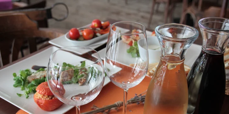 Mámivé dostaveníčko i setkání s bandou: Karafa vína a 250 g tapas