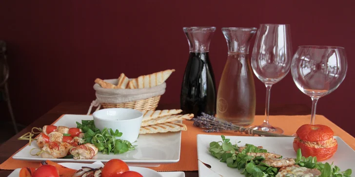 Mámivé dostaveníčko i setkání s bandou: Karafa vína a 250 g tapas