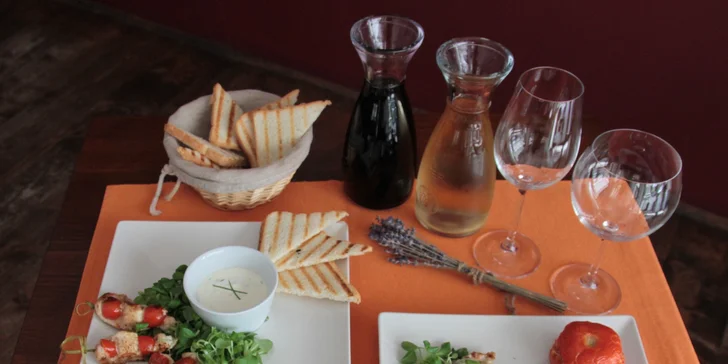 Mámivé dostaveníčko i setkání s bandou: Karafa vína a 250 g tapas