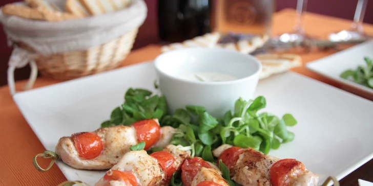 Mámivé dostaveníčko i setkání s bandou: Karafa vína a 250 g tapas