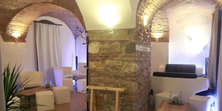 Posezení s vodní dýmkou a případně i nápoje pro 2 – přímo u Karlova mostu