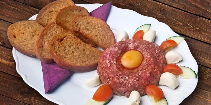 200g tatarský biftek a k němu topinky s česnekem