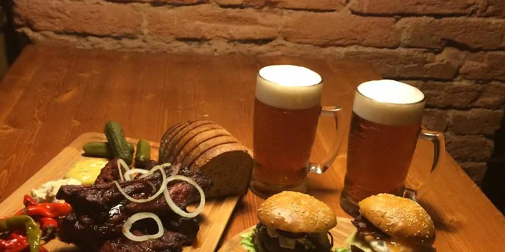 Betelná chálka: Velká masová žebra s dvěma miniburgery a pivkem pro dva