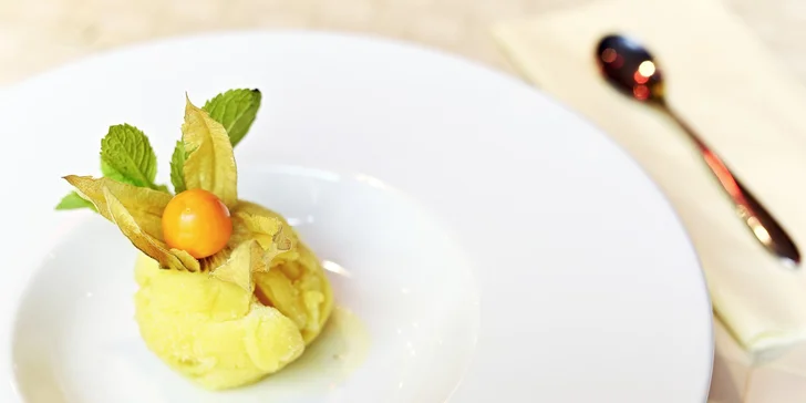 Kulinářský koncert pro dva: Degustační menu o pěti chodech a sklenka vína