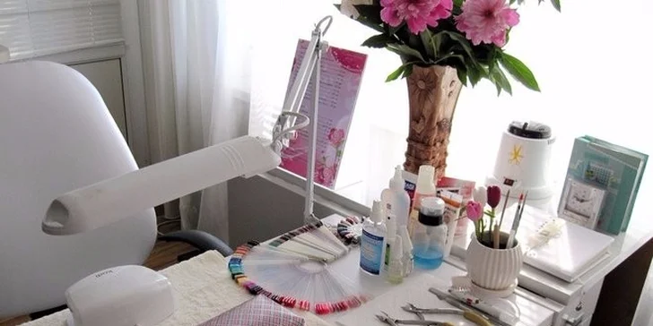 Luxusní kompletní pedikúra včetně ochranného laku a masáže