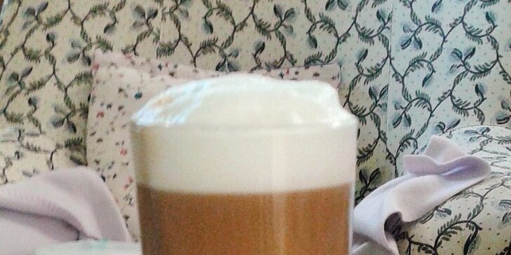 Voňavé potěšení: Cappuccino, caffè latte nebo espresso s lahodným medovníkem