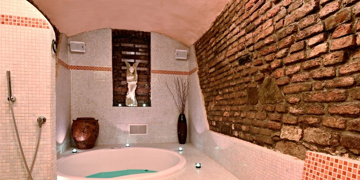Poznejte krásy Prahy: pobyt v hotelu se snídaní i vstupem do vířivky