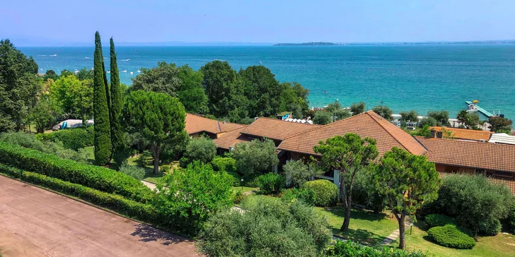 Lago di Garda: 4* hotel s bazénem a panoramatickou terasou hned u jezera, polopenze v ceně
