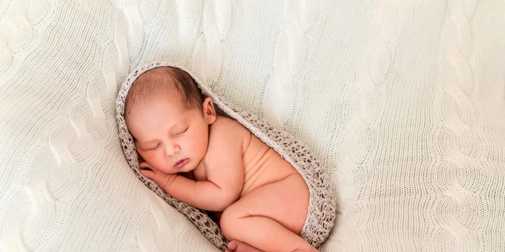 Ateliérové Newborn focení: Překrásné snímky vašich miminek