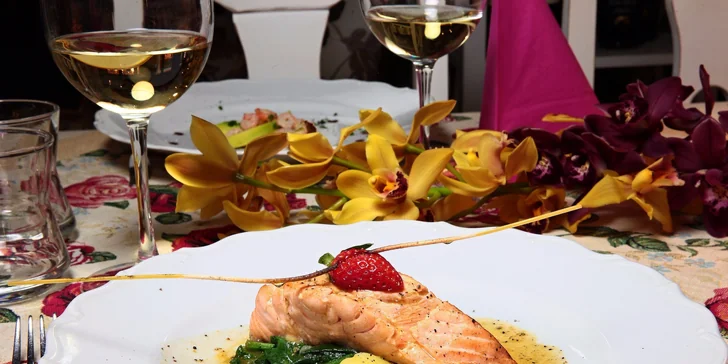 Filet z čerstvého lososa na pomarančovej omáčke so špenátom a varenými zemiakmi (Menu 1)