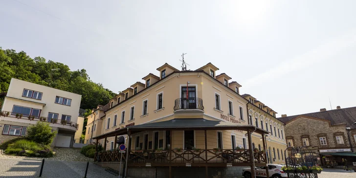 Hotel stojí v podhradí, v sousedství zámeckého parku a golfového hřiště. 