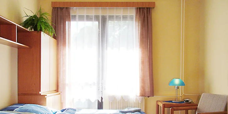 Pokoje jsou zařízeny jednoduše, avšak účelně.