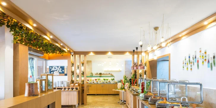 Gastronomický zážitek je v hotelu postaven na pohodlí a chutích místní i mezinárodní kuchyně.