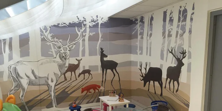 Zmrzlinový pohár a káva nebo limča v kavárně s dětským koutkem