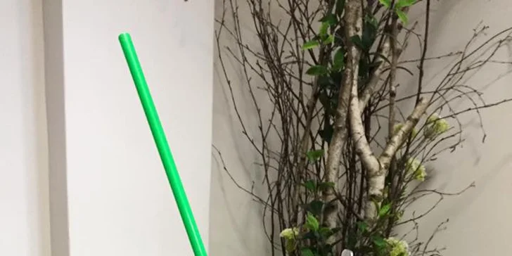 Zmrzlinový pohár a káva nebo limča v kavárně s dětským koutkem