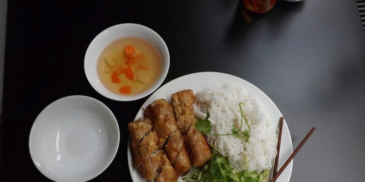 Nakoukněte do vietnamské kuchyně: Nudle se smaženými závitky pro dva