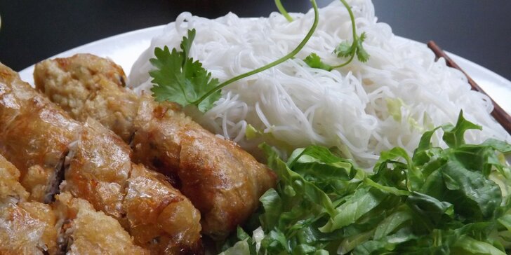 Nakoukněte do vietnamské kuchyně: Nudle se smaženými závitky pro dva