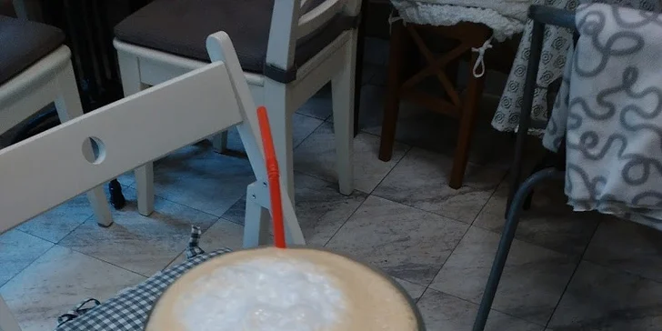 Kavárenská pohoda pro 2: Lahodné frappé a pro mlsné jazýčky horké maliny