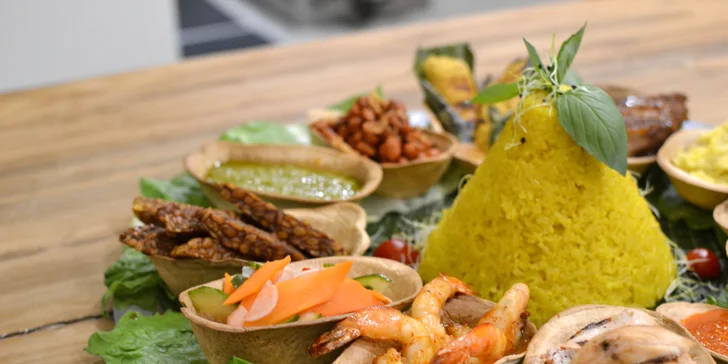Nechybí ani vegetariánské speciality, například tempeh nebo marinovaná zapečená tofu směs v banánovém listu.