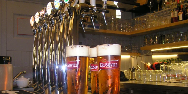 Tři napěněné půllitry piva Mušketýr 11° čepované přímo z pivního tanku