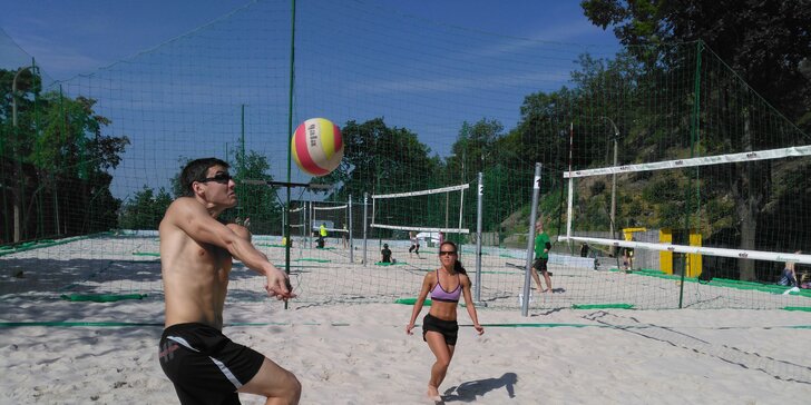 Pinkněte si plážový volejbal: Hodinový pronájem kurtu nebo trénink s profíky