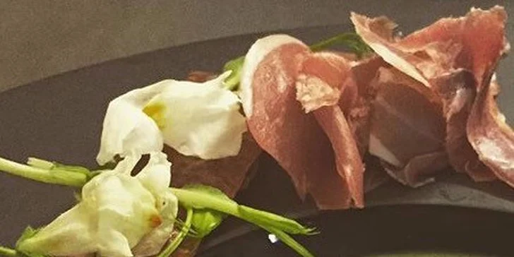 Poznejte nové chutě - degustační menu pro 2 osoby v Černé růži