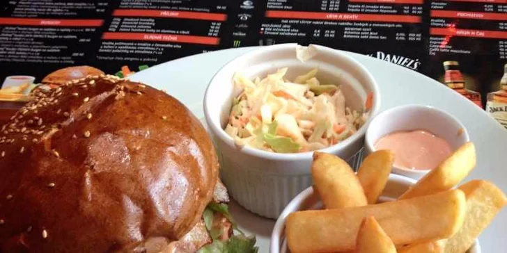 Dopřejte si pořádný burger s přílohou v restauraci Slušnej Kanál