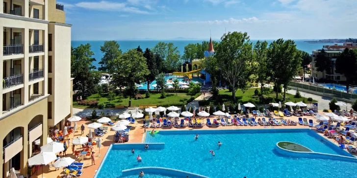 Slunečníky a lehátka u hotelového bazénu můžete využít zdarma.