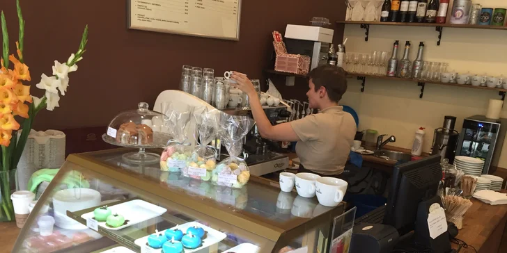 Někdo to rád sladké: 10 exotických větrníčků a káva či svěží drink pro 2