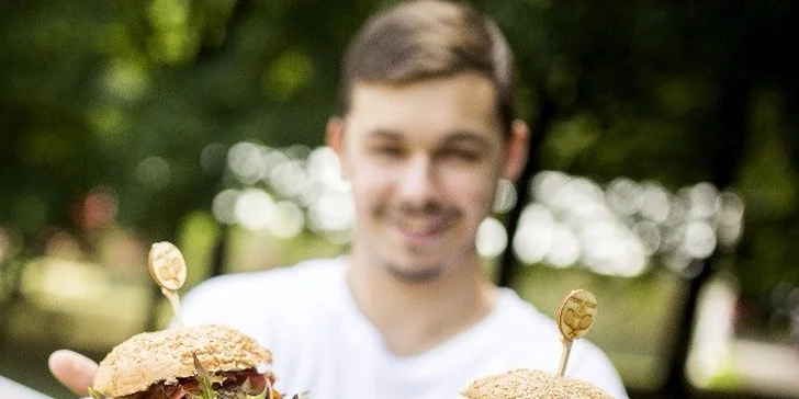 Dva domácí burgery s hranolky - hovězí nebo kuřecí